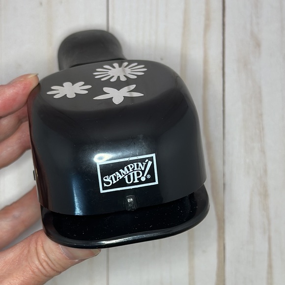 Martha Stewart Stamp and Punch and Stampin’ Up! Flower punches set of 2 - Picture 4 of 4